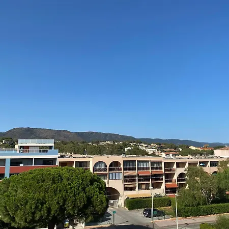 T2 Entierement Renove A 550m De La De La Faviere A *