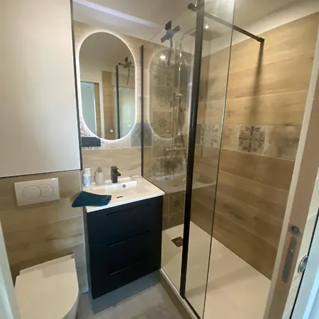 T2 Entierement Renove A 550m De La De La Faviere A *